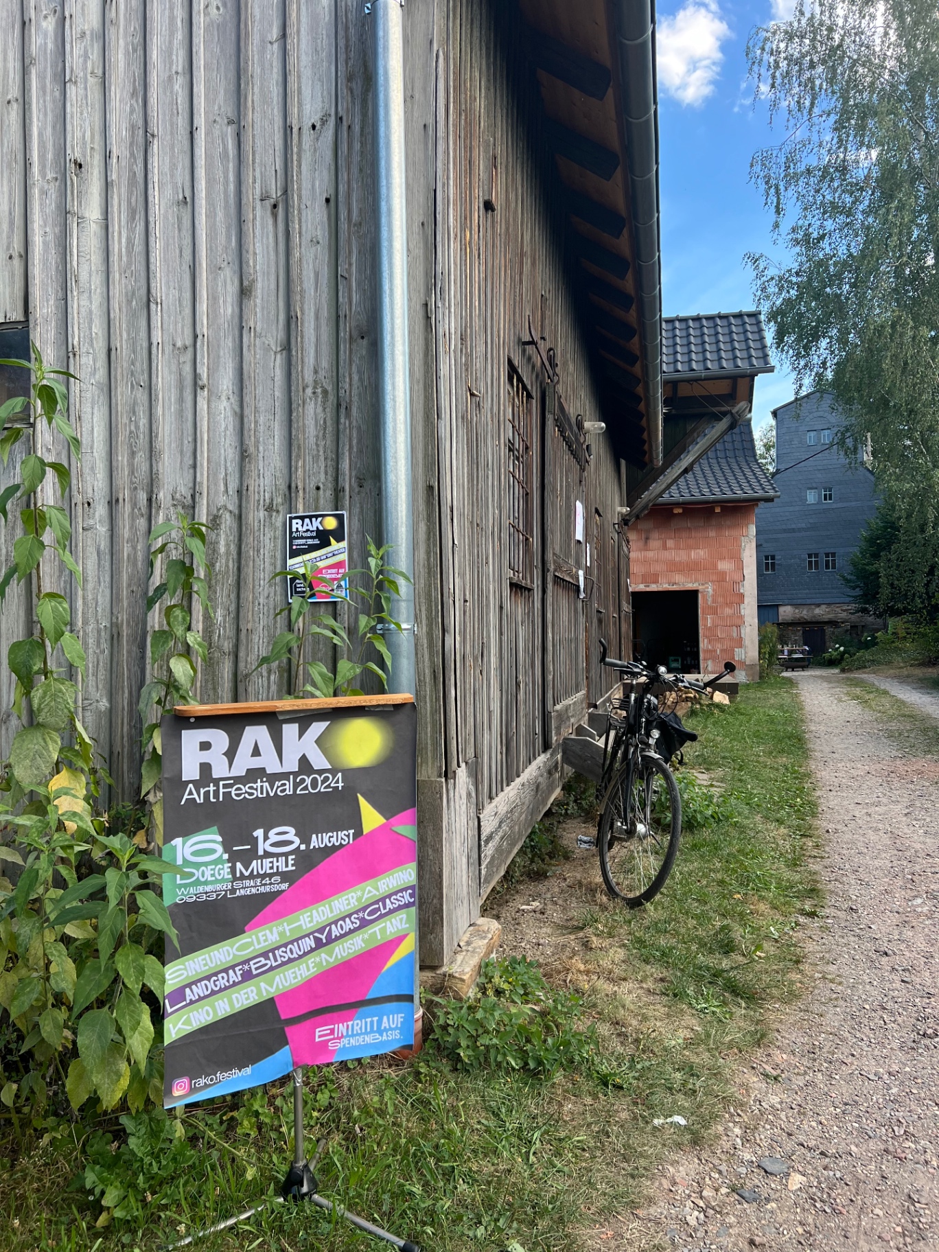 Zufahrt zur Mühle mit RAKO Plakat