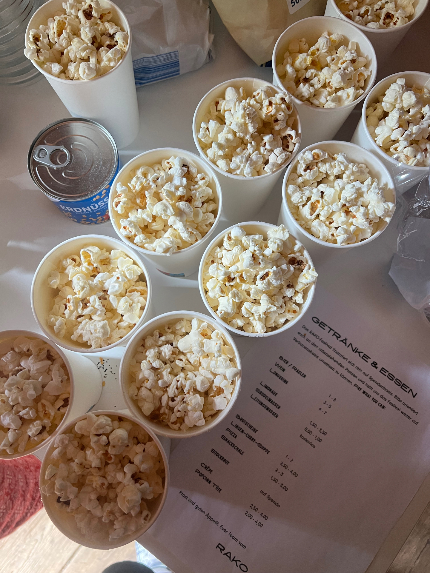 Popcorn und Getränkekarte am Tresen